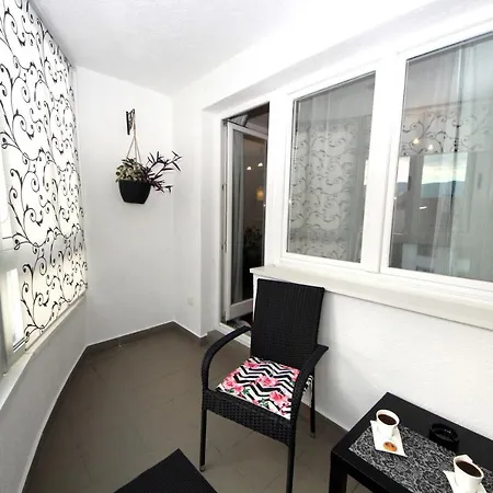 Mila - A Stylish Near Airport *