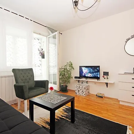 Mila - A Stylish Near Airport Apartment