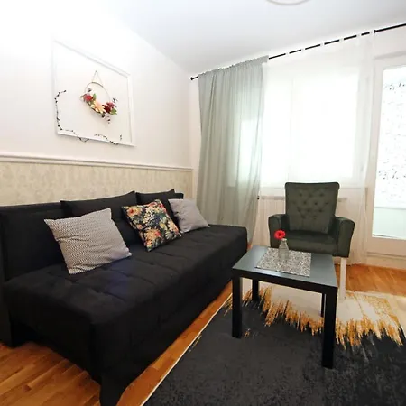 Mila - A Stylish Near Airport Apartment *