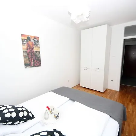 Mila - A Stylish Near Airport Apartment *