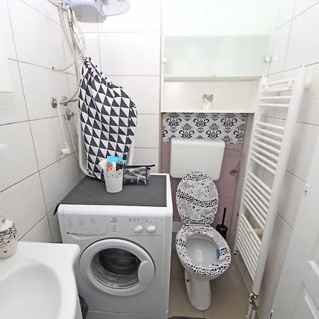 Mila - A Stylish Near Airport Apartment *