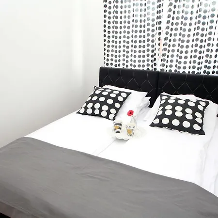 Mila - A Stylish Near Airport Apartment *