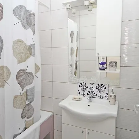 Mila - A Stylish Near Airport Apartment