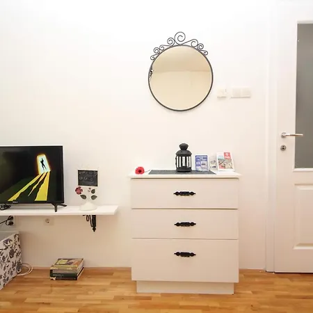 Mila - A Stylish Near Airport Apartment *