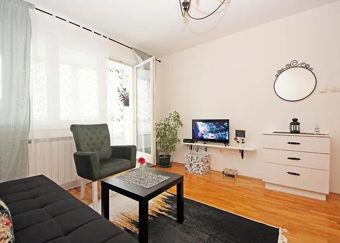 Mila - A Stylish Near Airport شقة