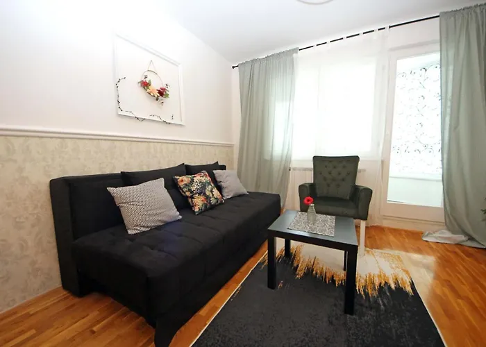 Mila - A Stylish Near Airport Apartment *