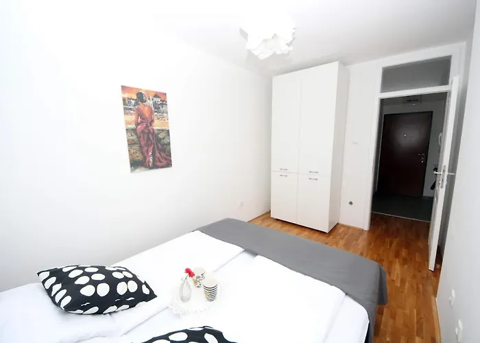 Mila - A Stylish Near Airport Apartment *