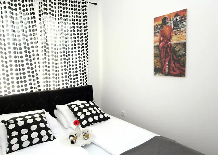 Mila - A Stylish Near Airport *