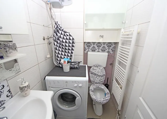 Mila - A Stylish Near Airport Apartment *