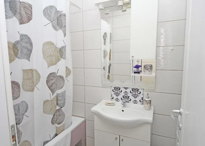 Mila - A Stylish Near Airport Apartment