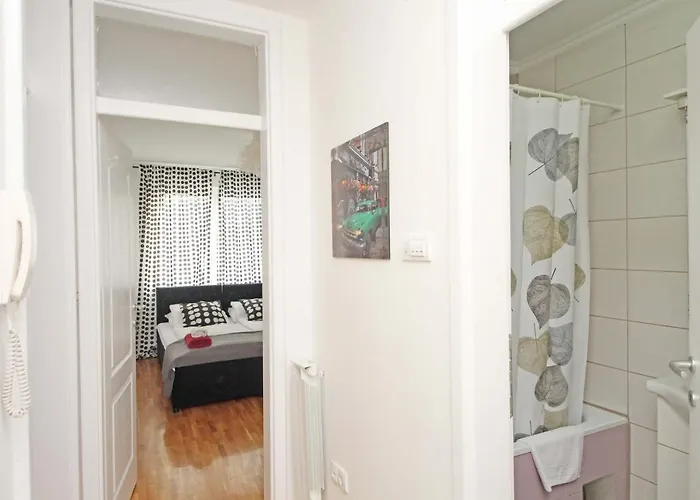 Mila - A Stylish Near Airport Apartment