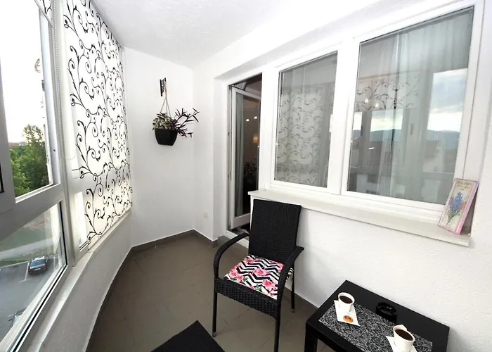 Mila - A Stylish Near Airport *